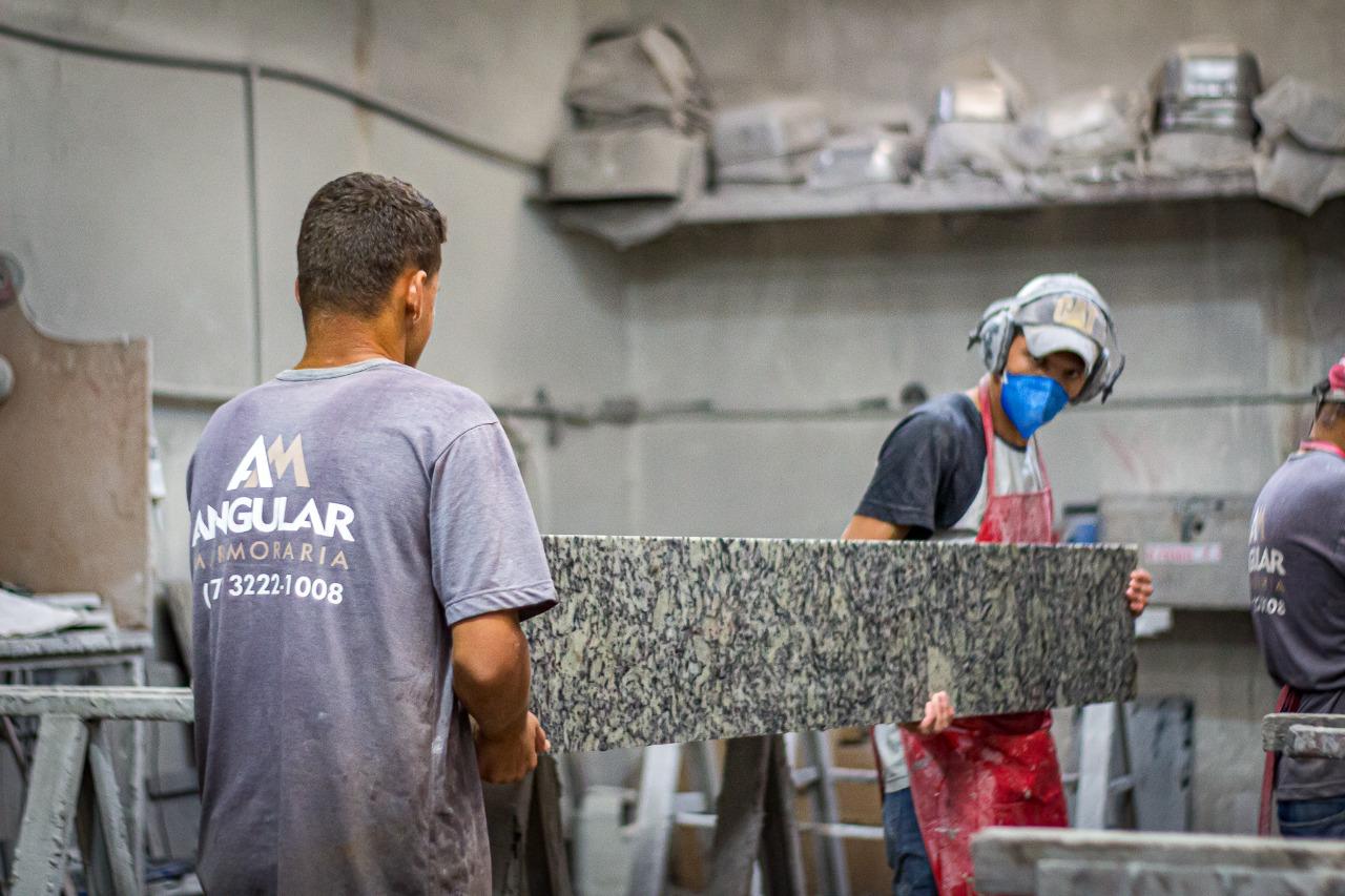 Fábrica Própria A Marmoraria conta com estrutura e espaço próprio de fabrica, com equipamentos de ultima geração para a produção de qualquer projeto, garantindo uma melhor qualidade no produto acabado.